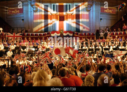 Drapeau envahitant la foule, profitez de la dernière nuit des Proms au Royal Albert Hall, Londres. Banque D'Images