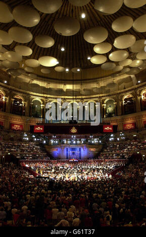 Drapeau envahitant la foule, profitez de la dernière nuit des Proms au Royal Albert Hall, Londres. Banque D'Images