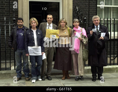 (l-r) musicien Pandit G, actrice Susannah Harker, Syndicat national des journalistes Secrétaire général Jeremy cher, actrices Jemma Redgrave et Frances de la Tour et acteur Malcolm Tierney à la porte du 10 Downing Street, Londres, * ...où ils ont remis une lettre ouverte au gouvernement l'exhortant à ne pas soutenir une guerre contre l'Irak. Plus de 100 acteurs, écrivains, musiciens et dramaturges ont signé la lettre, qui condamne l'action militaire comme injustifiable et avec des ramifications potentiellement terribles. Banque D'Images