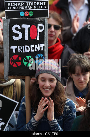 Les gens défilent dans les rues de Glasgow pour une démonstration de Scrap Trident. Les MSPS et les syndicalistes se joignent aux militants pour protester contre le renouvellement prévu des armes nucléaires de Trident. Banque D'Images