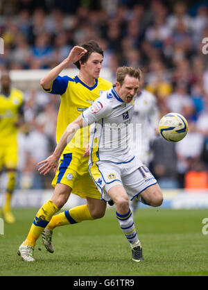 Football - npower football League Championship - Leeds United / Sheffield Wednesday - Elland Road.Aidy White de Leeds United (à droite) et Jeremy Helan de Sheffield Wednesday en action Banque D'Images