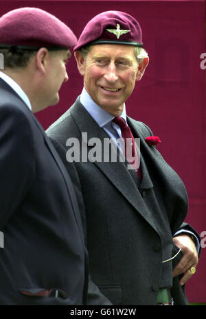 Le Prince de Galles, le Prince Charles, visite le club Alybyn d'Aberdeen, où il a vu la parade du 60e anniversaire de l'Association régimentaire de parachutistes. Le prince Charles a ensuite reçu une statuette d'un porteur régimentaire standard. Banque D'Images