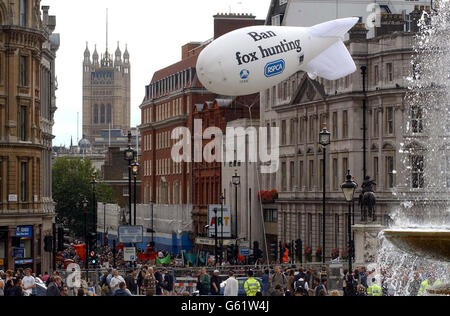 Scène à Trafalgar Square alors que des manifestants anti-chasse lancent un ballon pendant la marche de la liberté et de la subsistance, organisée par Countryside Alliance. On s'attend à ce que 300,000 personnes descendent à Londres pour participer à la marche qui se dirige vers Whitehall. Banque D'Images