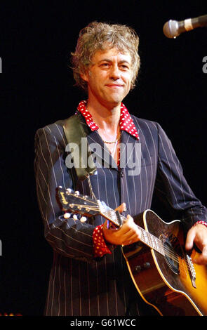 Le chanteur Bob Geldof se présentant sur scène à l'hôtel de ville de New York, aux États-Unis. Banque D'Images