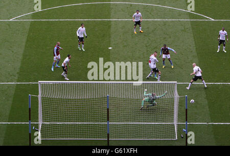 Charles n'Zogbia de la Villa Aston (troisième à droite) Voit son cliché sauvé par le gardien de but de Fulham Mark Schwarzer Banque D'Images