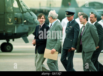 L'ancien otage du Moyen-Orient John McCarthy marche avec le Secrétaire général des Nations Unies Perez de Cuellar après avoir présenté de Cuellar une lettre de ses anciens ravisseurs. Ils sont accompagnés du personnel non armé du ministre Douglas Hogg abd. Banque D'Images