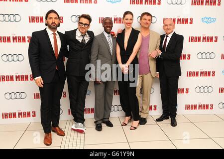 (De gauche à droite) Drew Pearce, Robert Downey Jr, Don Cheadle, Rebecca Hall, Shane Black et Sir Ben Kingsley arrivant pour la première de Iron Man 3 à l'Odeon Leicester Square, Londres. Banque D'Images