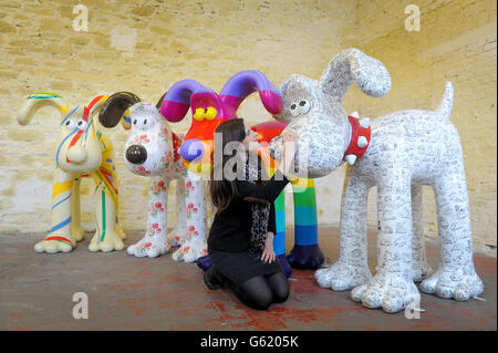 Lauren Vincent, responsable de la collecte de fonds pour Gromit Unleashed, pose avec quatre, sur environ 70, des sculptures de Gromit peintes par (de gauche à droite) Sir Paul Smith, Cath Kidston, Richard Williams et Simon Tofield, À un emplacement secret à Bristol avant qu'ils soient placés pour la vue publique sur un sentier artistique autour de la ville à partir du 1er juillet. Après la piste des arts publics, les sculptures seront mises aux enchères pour recueillir des fonds pour la campagne du Grand appel de Wallace et de Gromit visant à recueillir des fonds pour l'expansion de l'hôpital pour enfants de Bristol. Banque D'Images