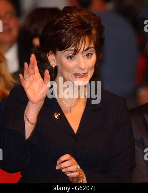 Cherie Blair fait la vague devant son mari, le Premier ministre Tony Blair, alors qu'il est sur la plateforme avant son discours à la conférence annuelle du Parti travailliste à Blackpool.* M. Blair a dit à son parti que les ministres n'avaient pas été suffisamment audacieux pour réformer les services publics.Il a également défendu sa coopération avec le président américain George Bush au sujet de l'Irak. Banque D'Images