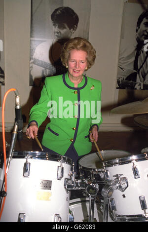 Le Premier ministre Margaret Thatcher joue la batterie tout en visitant les studios Abbey Road d'EMI. Banque D'Images