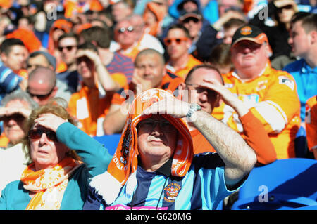 Les fans de Blackpool dans les stands lors du match de championnat de la npower football League au stade AMEX, Brighton. APPUYEZ SUR ASSOCIATION photo. Date de la photo: Samedi 20 avril 2013. Voir PA Story FOOTBALL Brighton. Le crédit photo devrait se lire : Anthony Devlin/PA Wire. Banque D'Images