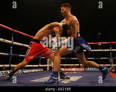 Nathan habilement (à droite) est frappé par Robin Krasniqi pendant le combat du titre du Championnat du monde léger-lourd WBO à Wembley Arena, Londres. Banque D'Images