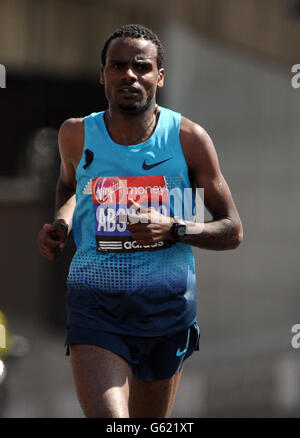 Ayele Abshero, en Ethiopie, rivalise avec le Virgin London Marathon de Londres. Banque D'Images