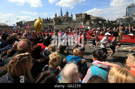 Les spectateurs applaudissent les coureurs qui passent devant la Tour de Londres lors du marathon de Virgin London à Londres. Banque D'Images