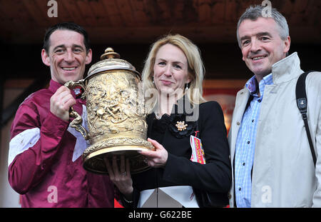 Jockey Davy Russell (à gauche), le propriétaire Michael O'Leary (à droite) et sa femme Anita après avoir remporté la coupe d'or TheTote.com Puncharown Steeplechase pendant la journée de la coupe d'or au Festival 2013 à l'hippodrome de Puncharown, Co Kildare, Irlande. Banque D'Images