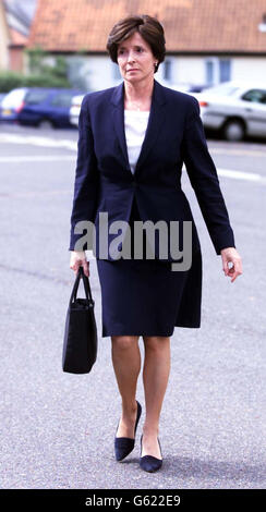 Mary Archer, 57 ans, quitte le Tribunal de l'emploi à Bury St. Edmunds, Suffolk. La femme de Lord Archer, un collègue en délire, a dit aujourd'hui à un tribunal de l'emploi comment son ancienne assistante personnelle avait envoyé des e-mails désagréables à ses amis. * Lady Archer de Grantchester, près de Cambridge, a témoigné le jour d'ouverture d'une audience achetée par son ancienne aide Jane Williams, 49 ans, qui vit près de Saffron Walden, Essex. L'audience, à Bury St Edmunds, dans le Suffolk, devrait durer trois jours. Banque D'Images