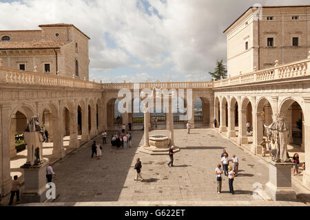 Cloître de Bramante à l'abbaye de Monte Cassino, Cassino, lazio, Italie, Europe Banque D'Images