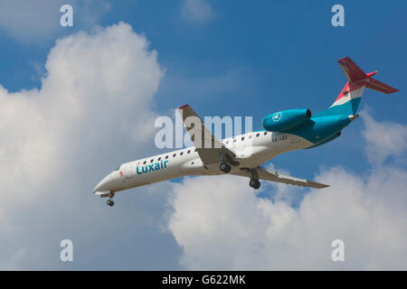 Avion, ciel nuageux, de jets régionaux Embraer ERJ-145, Luxair Banque D'Images