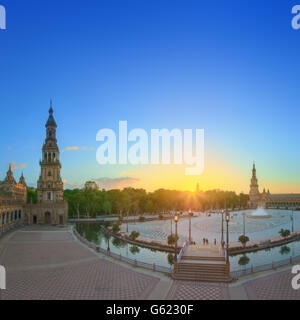 Vue de la place d'Espagne (Plaza de España) sur le coucher du soleil, monument en style néo-Renaissance, Séville, Andalousie, espagne. Banque D'Images