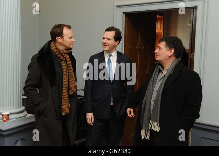 Le chancelier George Osborne rencontre des co-créateurs, des producteurs exécutifs et des écrivains Mark Gattiss (à gauche) et Steven Moffat (à droite) sur le set de Sherlock au château de Hensol, à Cardiff. Banque D'Images