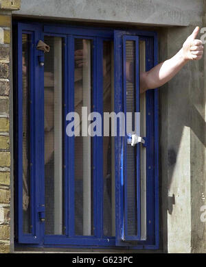 Un prisonnier remet un pouce de sa cellule à la prison de Wormwood, dans l'ouest de Londres, qui est toujours rongée de graves problèmes quatre ans après la mise en évidence d'une culture de brutalité du personnel, a déclaré l'inspecteur en chef des prisons dans un nouveau rapport. * bien que la prison de 1,000 détenus soit maintenant débarrassée des officiers voyous qui ont violemment agressé les détenus, l'établissement est toujours "tigmatisé et lutte pour aller de l'avant", a déclaré Anne Owers. Banque D'Images