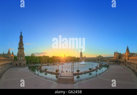 Vue de la place d'Espagne sur le coucher du soleil, monument de style néo-Renaissance, Séville, Espagne. Banque D'Images