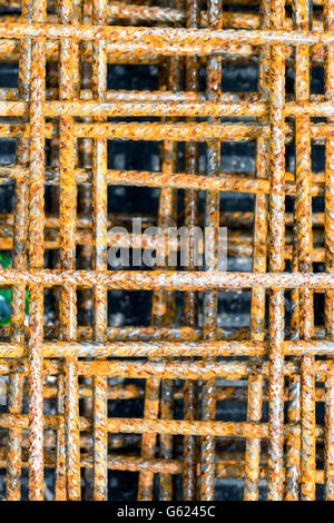 Pile de barre d'armature de grillage métallique dans un chantier de construction Banque D'Images