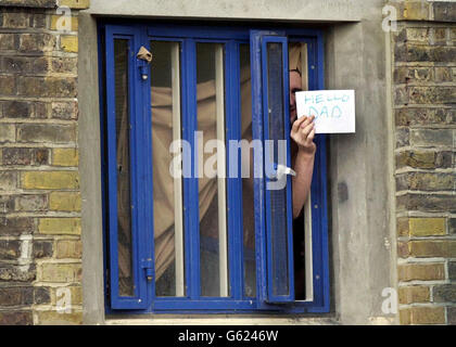 Un prisonnier fait passer un message dans une cellule de la prison de Wormwood, dans l'ouest de Londres, qui est toujours rongée de graves problèmes quatre ans après la mise en évidence d'une culture de brutalité du personnel, a déclaré l'inspecteur en chef des prisons dans un nouveau rapport. * bien que la prison de 1,000 détenus soit maintenant débarrassée des officiers voyous qui ont violemment agressé les détenus, l'établissement est toujours "tigmatisé et lutte pour aller de l'avant", a déclaré Anne Owers. Banque D'Images