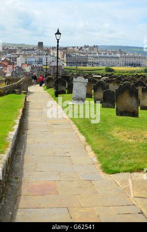 Vue depuis l'église St Mary à Whitby en direction de la vieille ville de Whitby, dans le North Yorkshire Moors England UK Banque D'Images