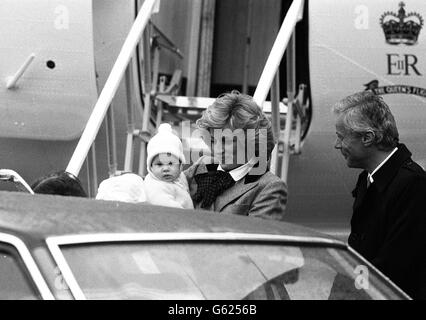 Le prince Harry porté par Diana à l'aéroport Banque D'Images