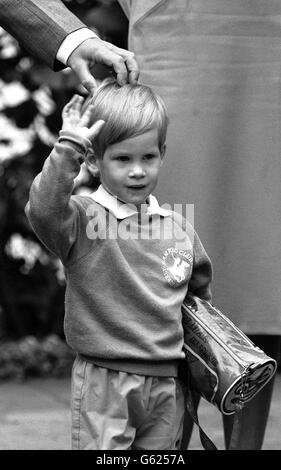 Le prince Harry , fils de trois ans du prince et de la princesse de Galles, arrive pour sa première journée d'école maternelle à Chepstow Villas, dans l'ouest de Londres, avec un sac Thomas the Tank Engine. Banque D'Images