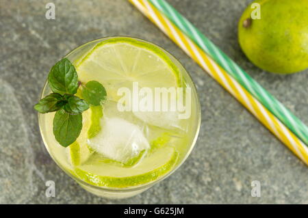 Vert froid jus de lime avec des cubes de glace pour une chaude journée d'été Banque D'Images