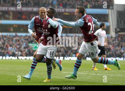 Charles n'Zogbia (au centre) d'Aston Villa célèbre le premier but de son équipe, avec Andreas Weimann (à droite) et Jordan Bowery Banque D'Images