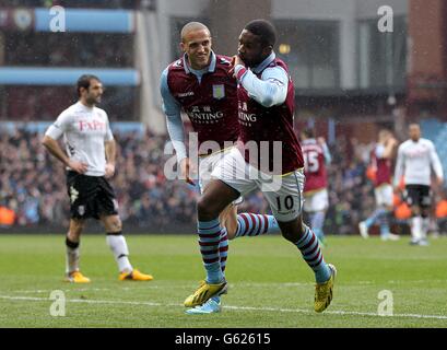 Charles n'Zogbia (à droite) d'Aston Villa célèbre le premier but de son équipe, avec Jordan Bowery Banque D'Images