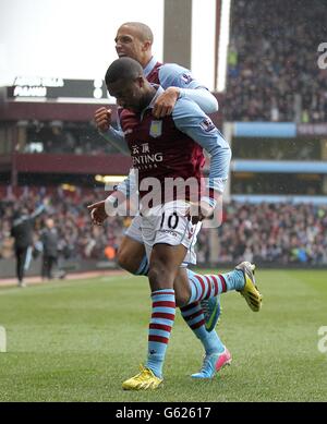 Football - Barclays Premier League - Aston Villa v Fulham - Villa Park.Charles n'Zogbia, de Aston Villa, célèbre le premier but de son équipe, avec Jordan Bowery Banque D'Images