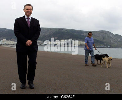 Le leader de Plaid Cymru Ieuan Wyn Jones marche le long du front de mer à Llandudno, dans le nord du pays de Galles, avant la conférence de son parti en 2002 au Centre de congrès du nord du pays de Galles.* les nationalistes gallois, actuellement le deuxième parti de l'Assemblée, vont tenter de convaincre un électorat sceptique qu'ils sont en mesure de gouverner le pays de Galles.Ieuan Wyn Jones, chef du parti, utilisera la conférence de trois jours dans le nord du pays de Galles pour présenter Plaid comme la seule alternative à ce qu'il considère comme quatre années supplémentaires de déception des travaillistes. Banque D'Images