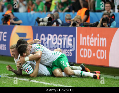 La République d'Irlande Robbie Brady fête marquant son premier but de côtés du jeu avec l'équipe au cours de l'Euro 2016, Groupe E match au Stade Pierre Mauroy, Lille. Banque D'Images