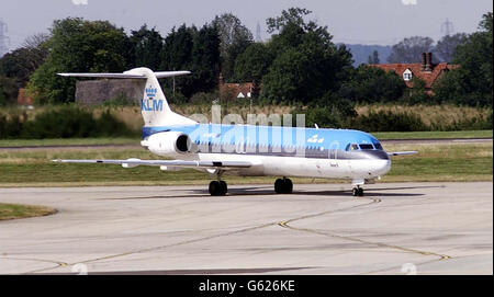 Aéroport de Londres Stansted.Aéroport de Londres Stansted un avion KLM est prêt à descendre à l'aéroport de Stansted. Banque D'Images