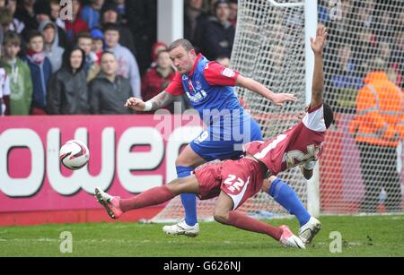 Sido Jombati (à droite) de Cheltenham Town et Danny Kedwell de Gillingham lors du match npower football League Two au Abbey Business Stadium, Cheltenham. Banque D'Images