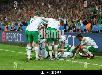 La République d'Irlande Robbie Brady fête marquant son premier but de côtés du jeu avec l'équipe au cours de l'Euro 2016, Groupe E match au Stade Pierre Mauroy, Lille. Banque D'Images