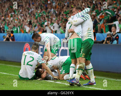 La République d'Irlande Robbie Brady fête marquant son premier but de côtés du jeu avec l'équipe au cours de l'Euro 2016, Groupe E match au Stade Pierre Mauroy, Lille. Banque D'Images