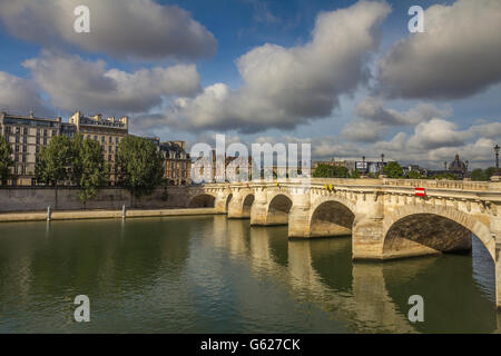 Le long pont de Seine à Paris Banque D'Images