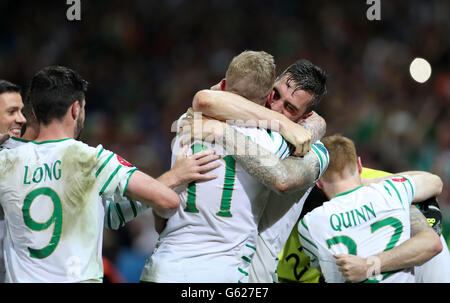 La République d'Irlande (l-r) Shane Long, James McClean et Stephen Quinn célèbrent après le coup de sifflet final au cours de l'Euro 2016, Groupe E match au Stade Pierre Mauroy, Lille. Banque D'Images