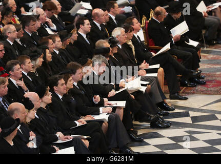 (Première rangée) le secrétaire aux Affaires étrangères William Hague, le chef du Parti travailliste Ed Miliband, le vice-premier ministre Nick Clegg, Sarah Brown, l'ancien premier ministre Gordon Brown, Cherie Blair, l'ancien premier ministre Tony Blair, Norma Major, l'ancien premier ministre John Major, Samantha Cameron et le premier ministre David Cameron, la reine Elizabeth II, Le prince Philip, duc d'Édimbourg et dignitaires pendant les funérailles de la baronne Thatcher à la cathédrale Saint-Paul, dans le centre de Londres. Banque D'Images