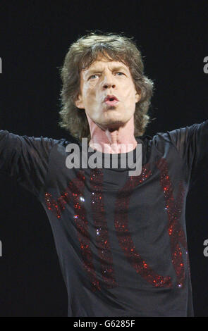 Sir Mick Jagger et les Rolling Stones se jouent au cours de leur circuit licks World Tour au Madison Square Garden à New York, aux États-Unis. *12/12/03: Rolling Stone Mick Jagger, alias Jumping Jack Flash, a reçu son chevalier au Palais de Buckingham, Londres. Sir Mick, 60 ans, devait s'agenouiller devant le Prince de Galles pour être surnommé un baccalauréat en cavalier pour les services de musique pop, en joignant les chevaliers pop Sir Paul McCartney et Sir Elton John au sommet de la salle des honneurs de rock. Banque D'Images