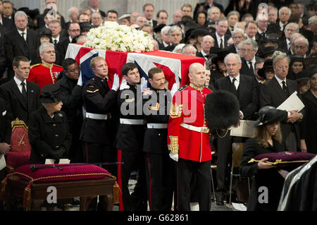 La Reine et Mark Thatcher observent l'arrivée du cercueil au service funéraire de la baronne Thatcher, à la cathédrale Saint-Paul, dans le centre de Londres. Banque D'Images