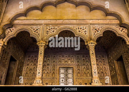 L'intérieur des murs du fort d'Agra en Inde Banque D'Images