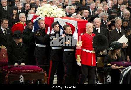 La Reine et Mark Thatcher observent l'arrivée du cercueil au service funéraire de la baronne Thatcher, à la cathédrale Saint-Paul, dans le centre de Londres. Banque D'Images