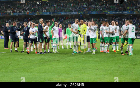 Les joueurs et le personnel de l'Irlande du Nord célèbrent après le coup de sifflet final au cours de l'Euro 2016, Groupe E match au Stade Pierre Mauroy, Lille. Banque D'Images