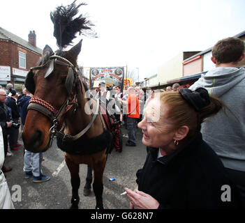 Les manifestants se rassemblent et défilent à Goldthorpe, dans le Yorkshire, pour célébrer les funérailles de la baronne Thatcher. Banque D'Images